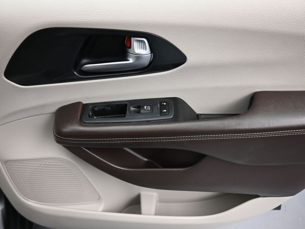 Used 2021 Chrysler Pacifica Touring-L image 62