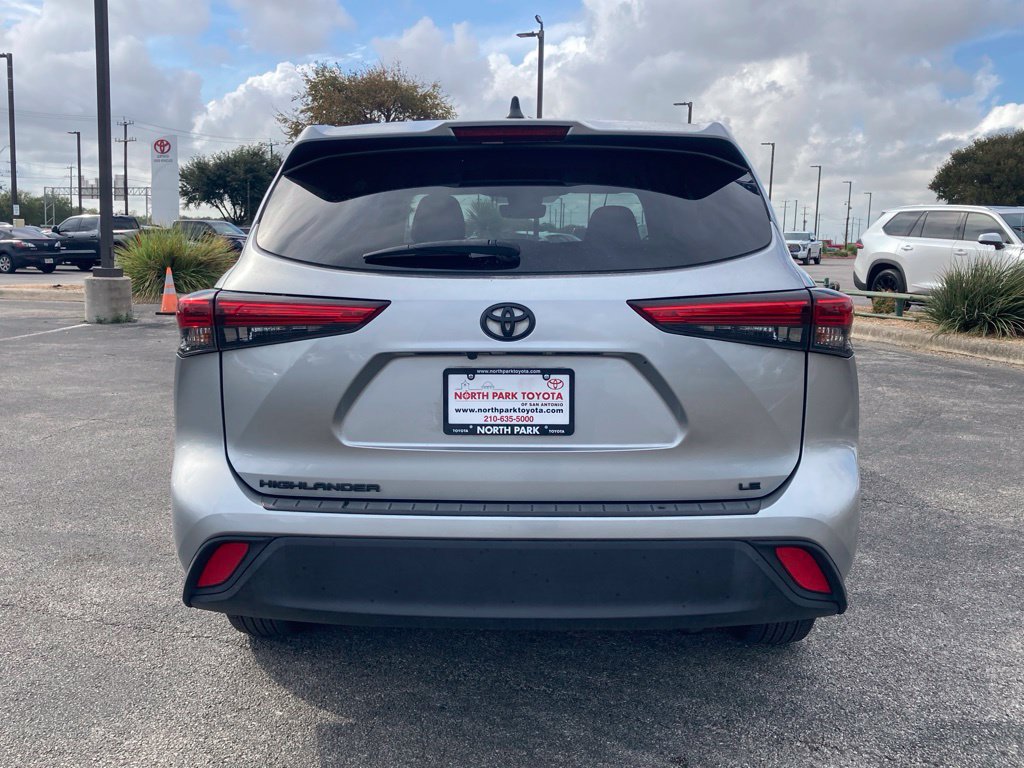 Used 2022 Toyota Highlander LE FWD image 6