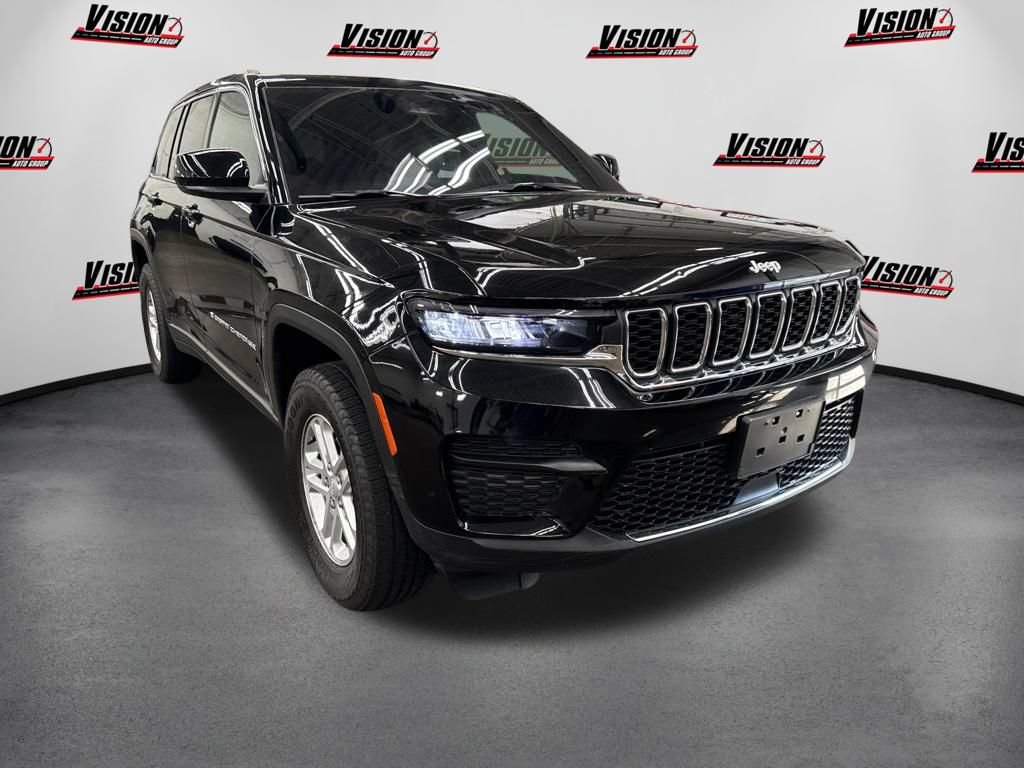 Used 2025 Jeep Grand Cherokee Laredo w/ Luxury Tech Group I AWD/4WD image 3