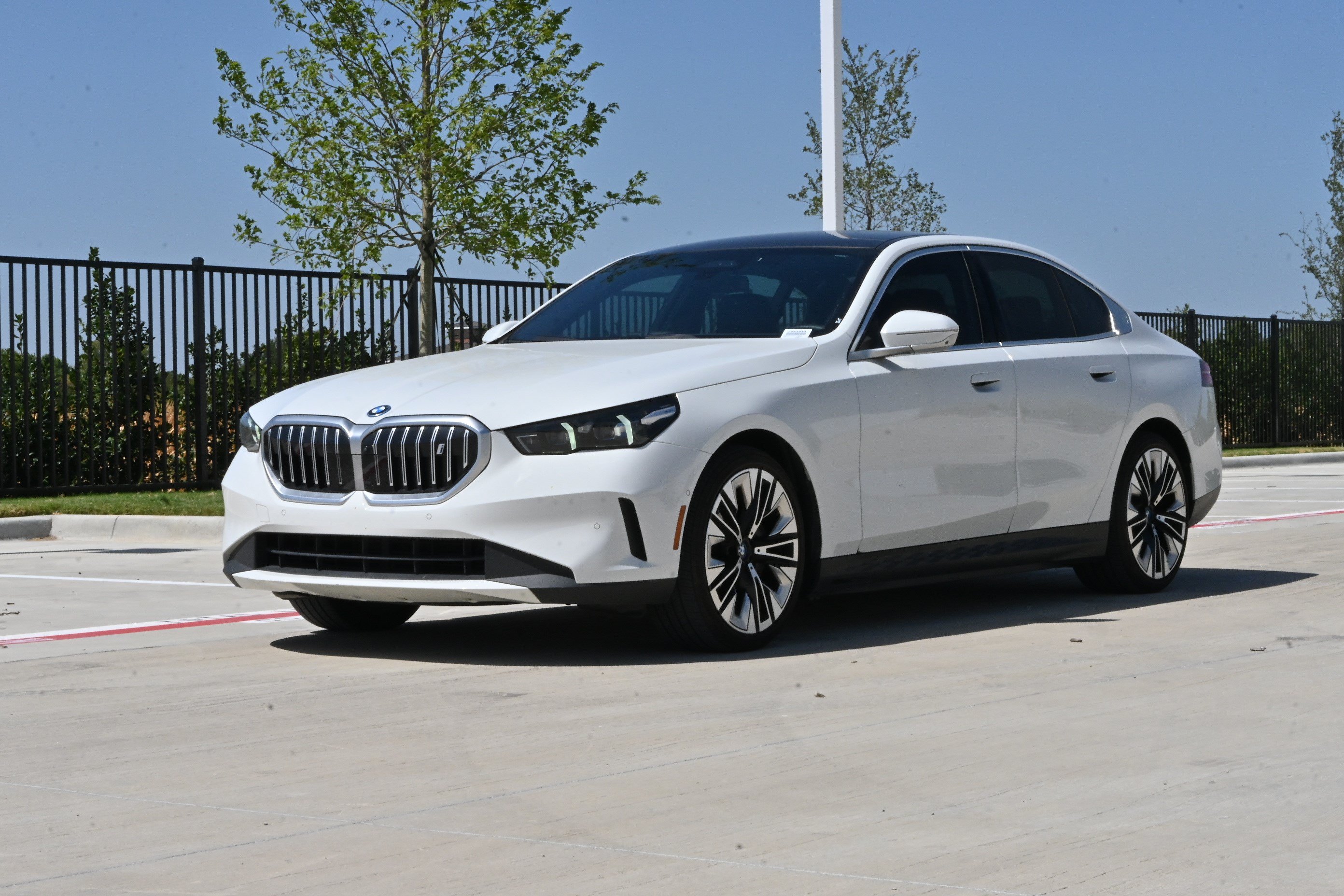 Used 2025 BMW i5 eDrive40i w/ Executive Package RWD image 5