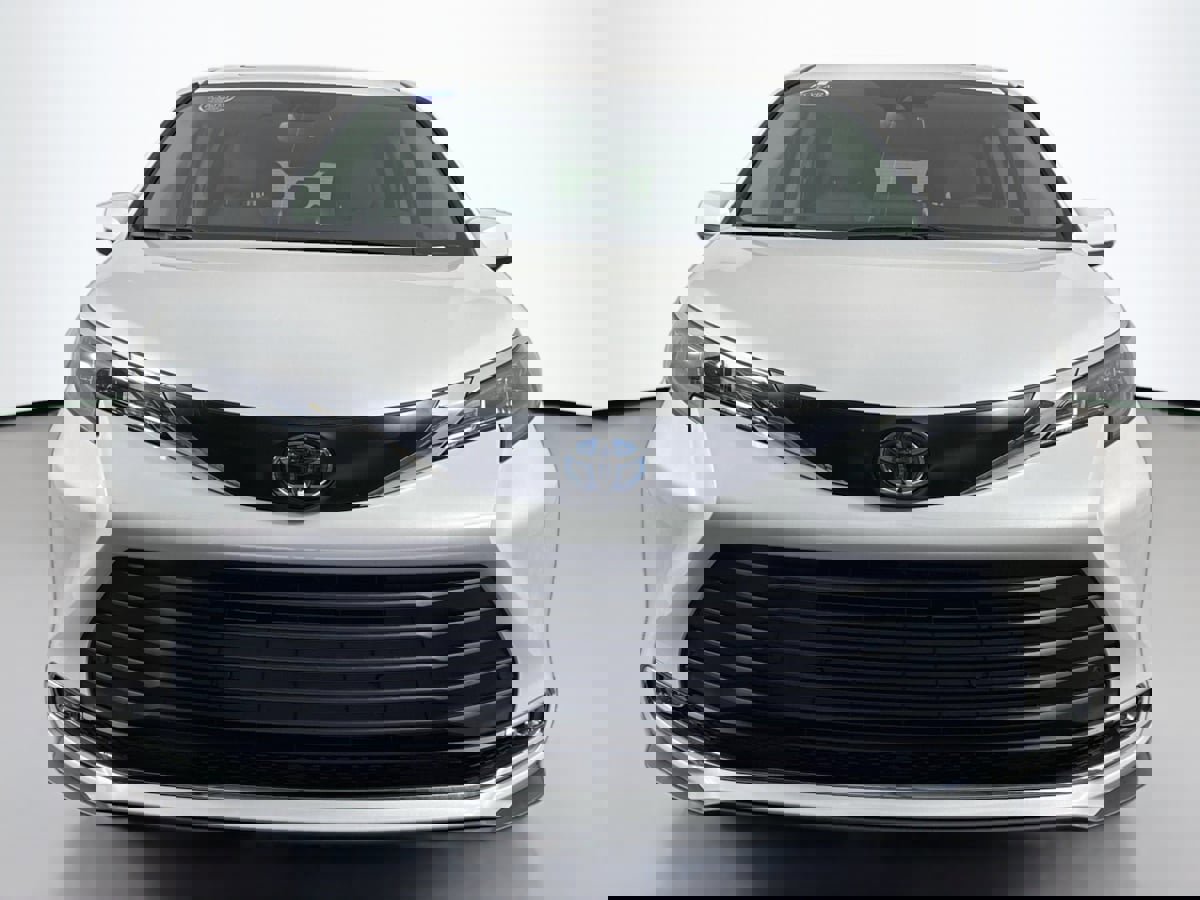 Used 2024 Toyota Sienna XLE image 2