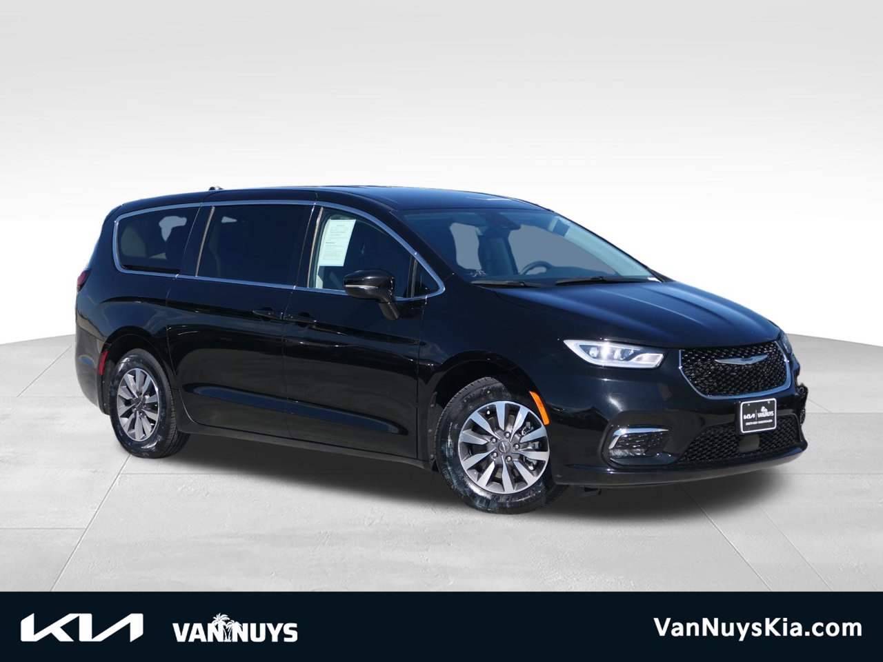 Used 2024 Chrysler Pacifica Limited FWD image 1