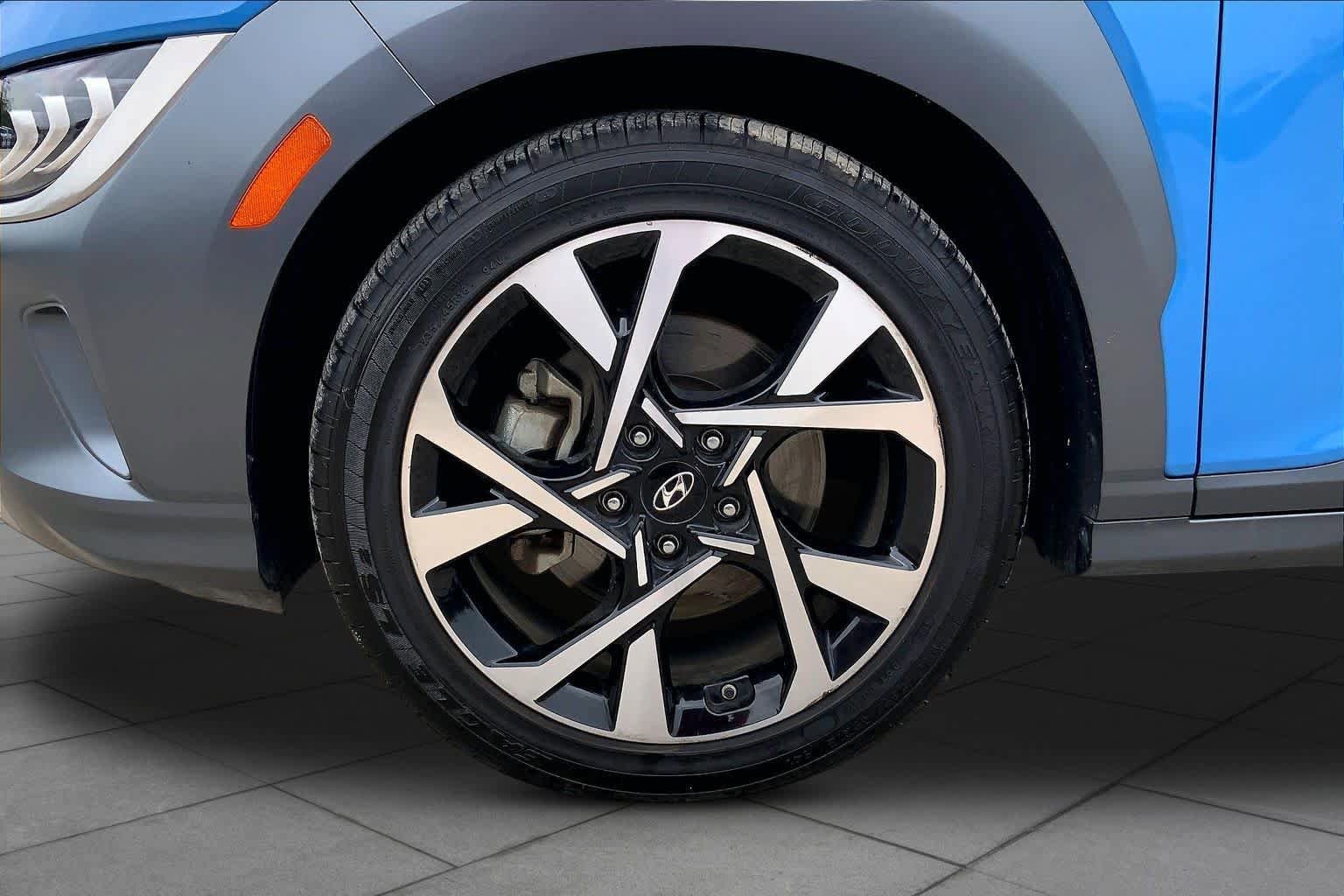 Used 2022 Hyundai Kona Limited FWD image 11
