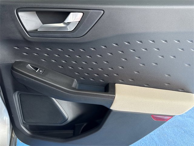 Used 2020 Ford Escape SE image 32