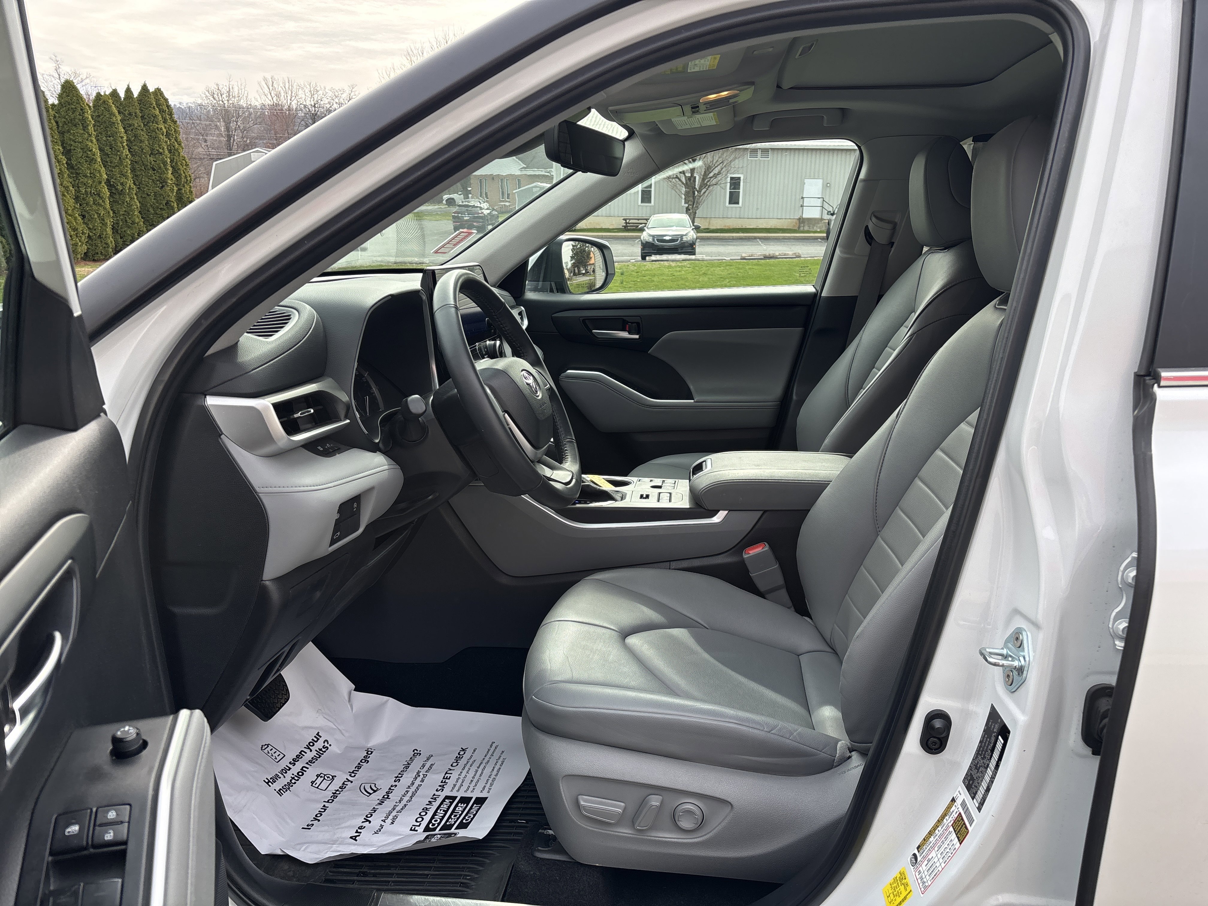 Used 2024 Toyota Highlander XLE image 13