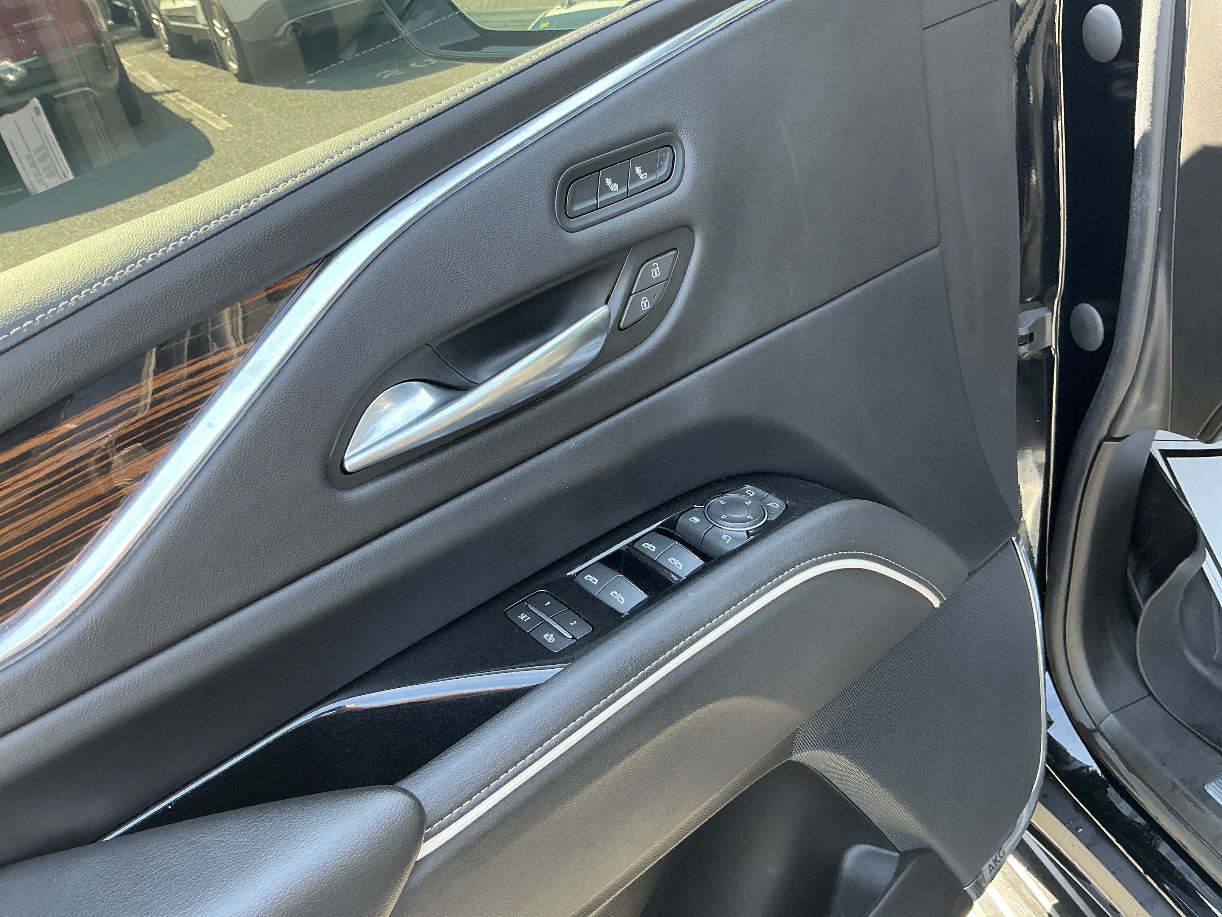 Used 2022 Cadillac Escalade Luxury AWD/4WD image 6