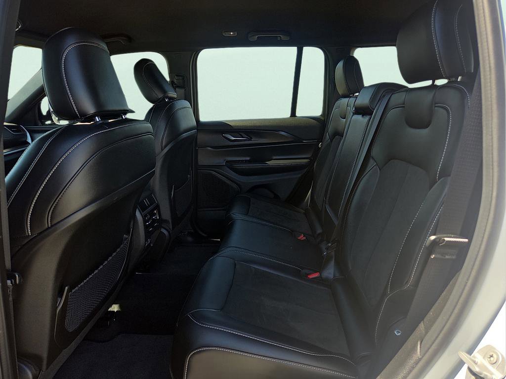 Used 2025 Jeep Grand Cherokee Altitude AWD/4WD image 8