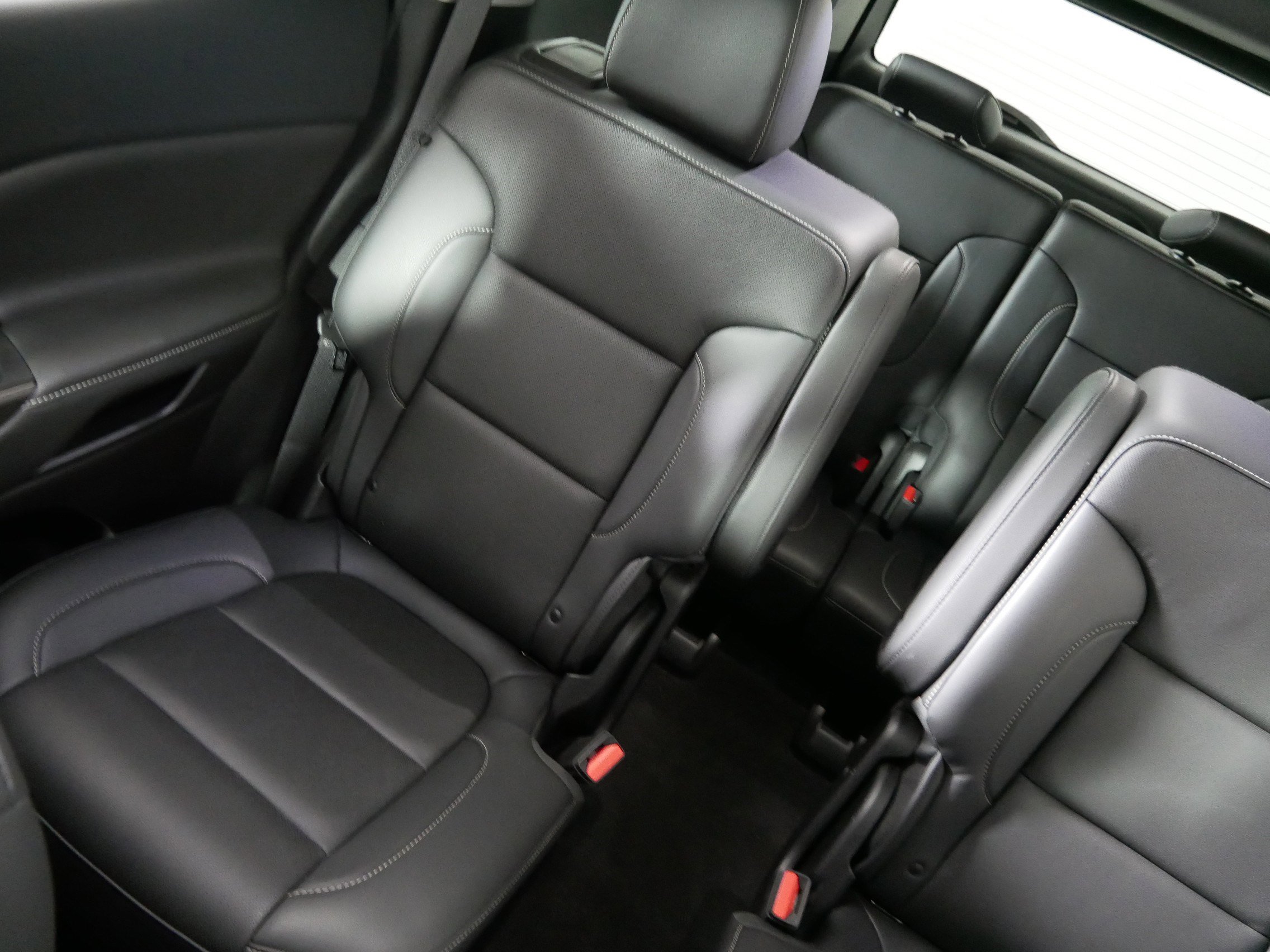 Used 2023 GMC Acadia SLT w/ Preferred Package image 12