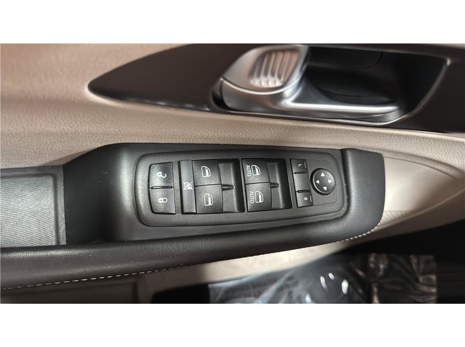 Used 2024 Chrysler Pacifica Touring-L FWD image 39