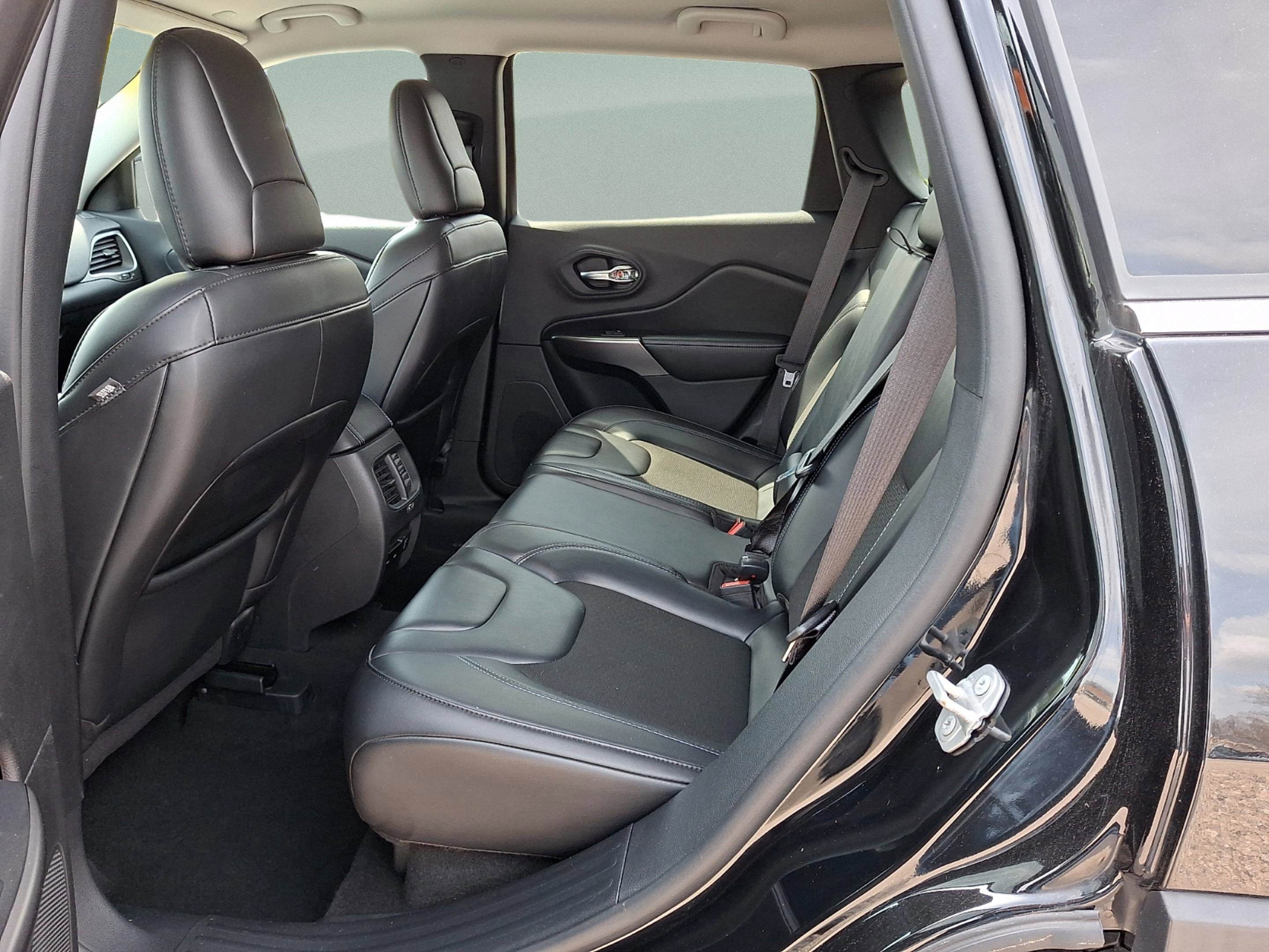 Certified 2020 Jeep Cherokee Latitude Plus w/ Comfort/Convenience Group AWD/4WD image 10