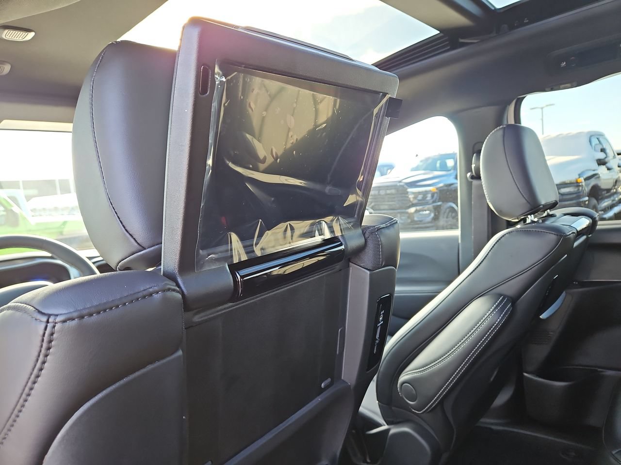 New 2026 Chrysler Pacifica Select AWD/4WD image 18