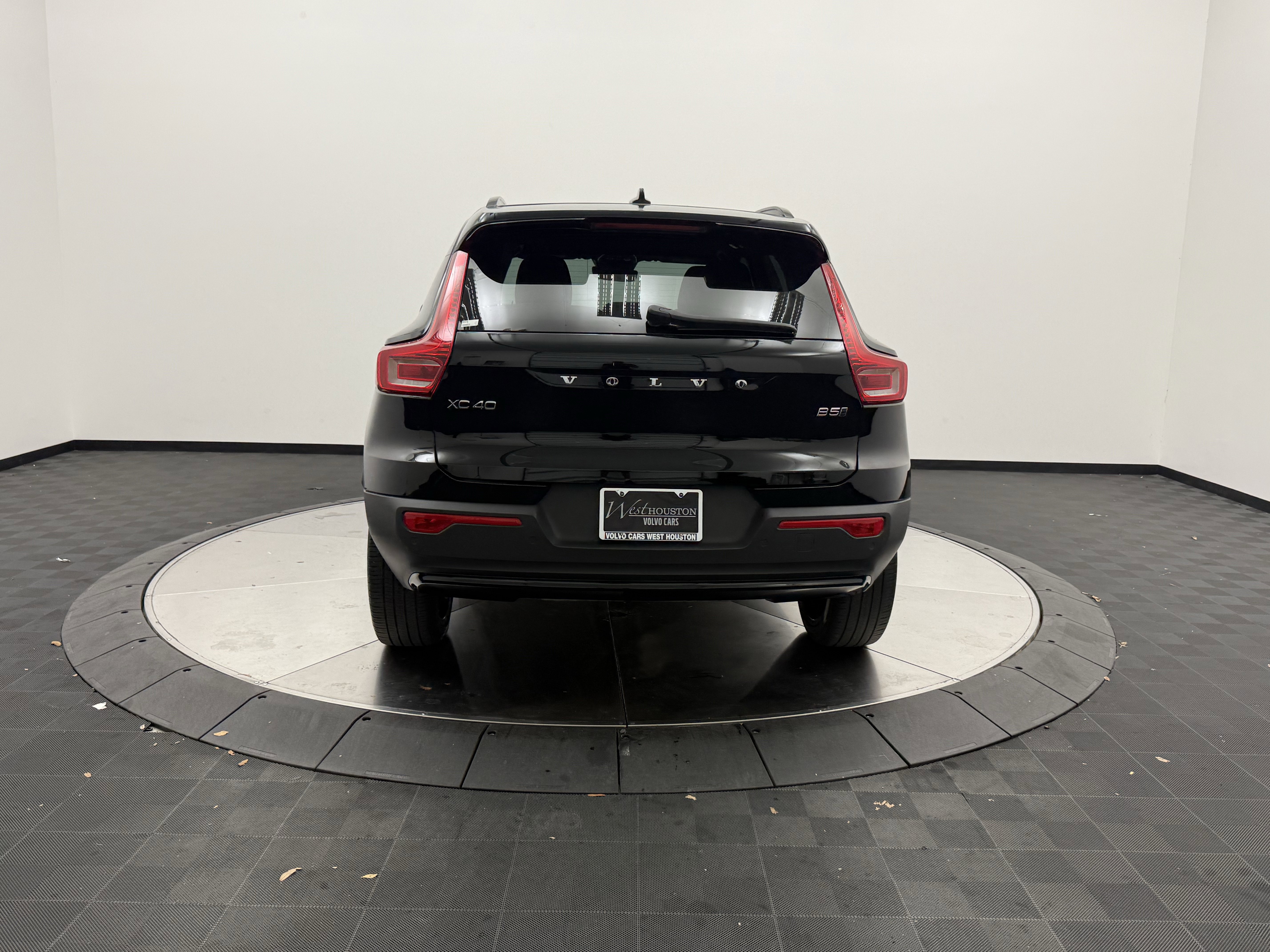 Certified 2023 Volvo XC40 B5 Ultimate w/ Protection Package Premier image 6