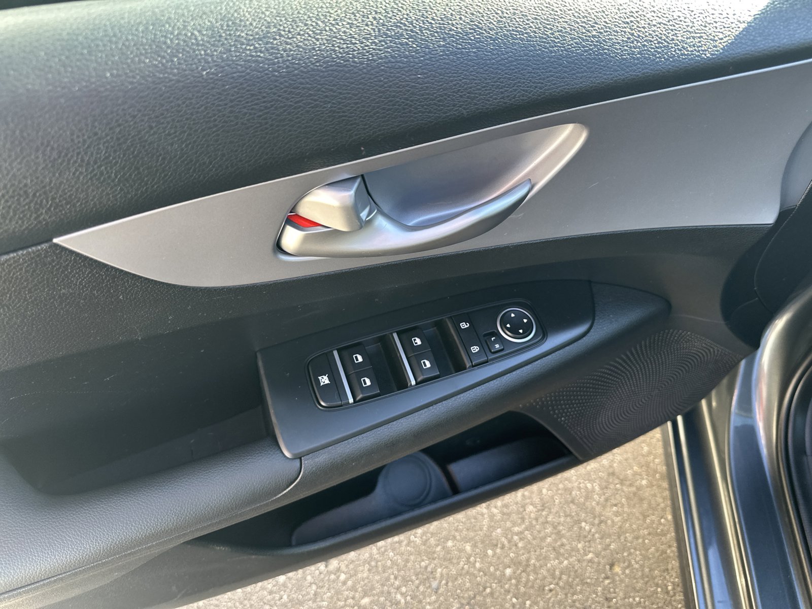 Used 2024 Kia Forte LXS image 9