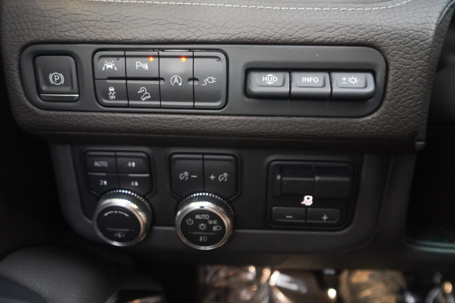 Used 2021 GMC Yukon Denali w/ Denali Ultimate Package AWD/4WD image 12