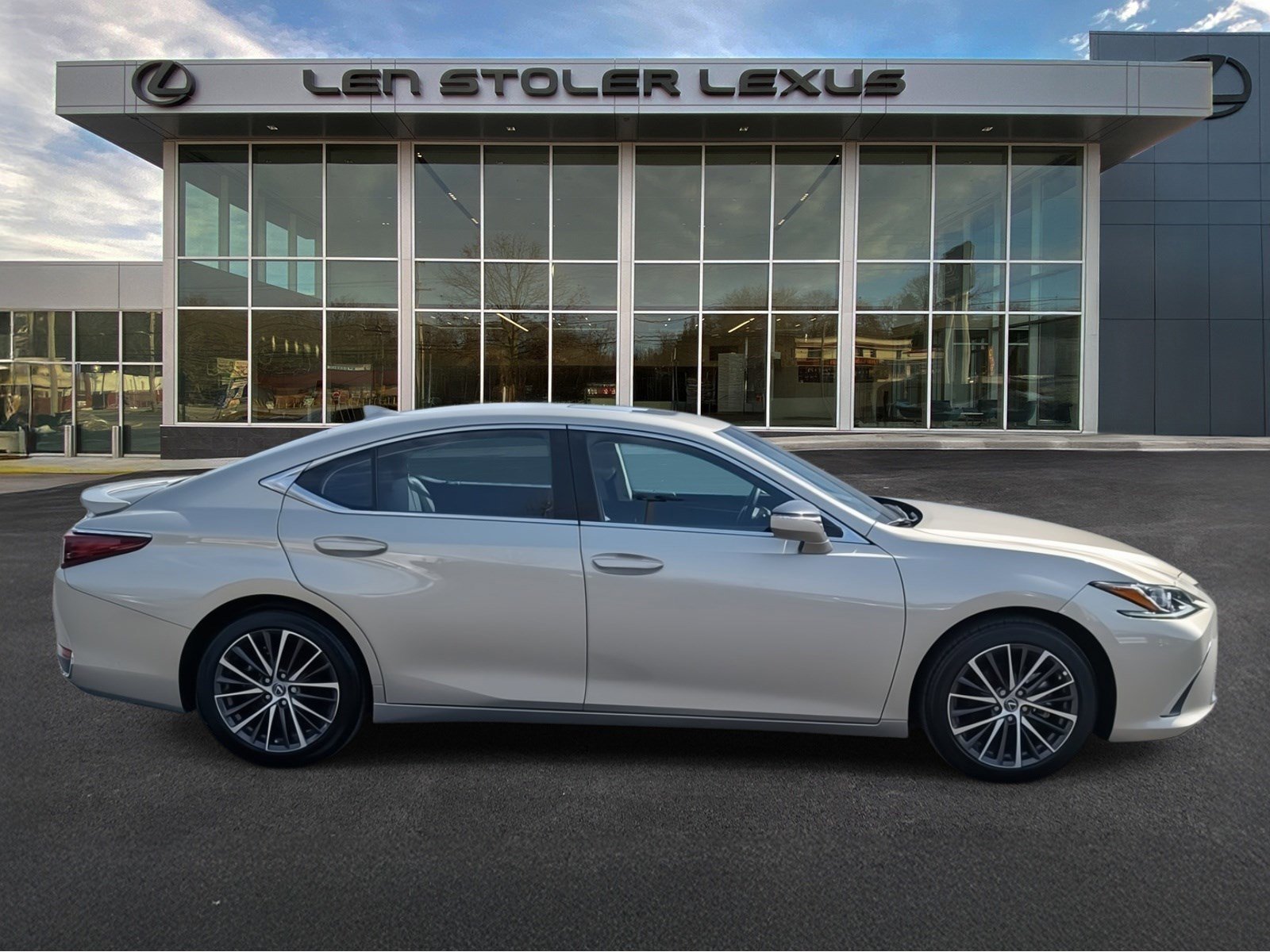 Certified 2025 Lexus ES 300h w/ Premium Package image 2
