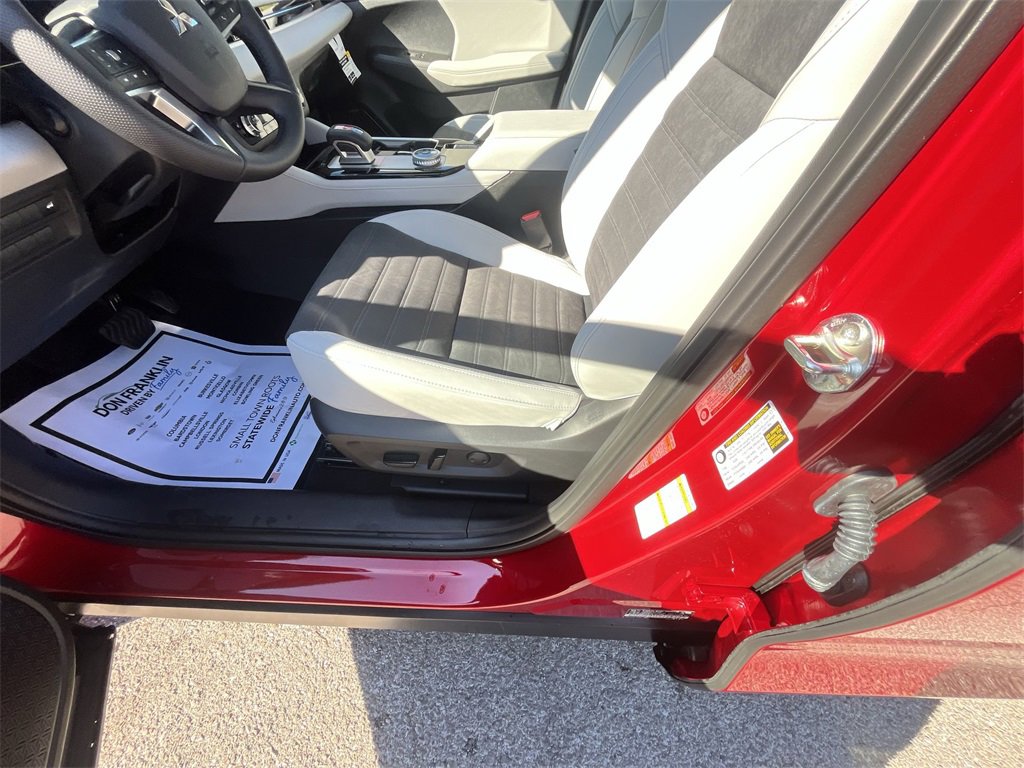 New 2025 Mitsubishi Outlander SE image 12