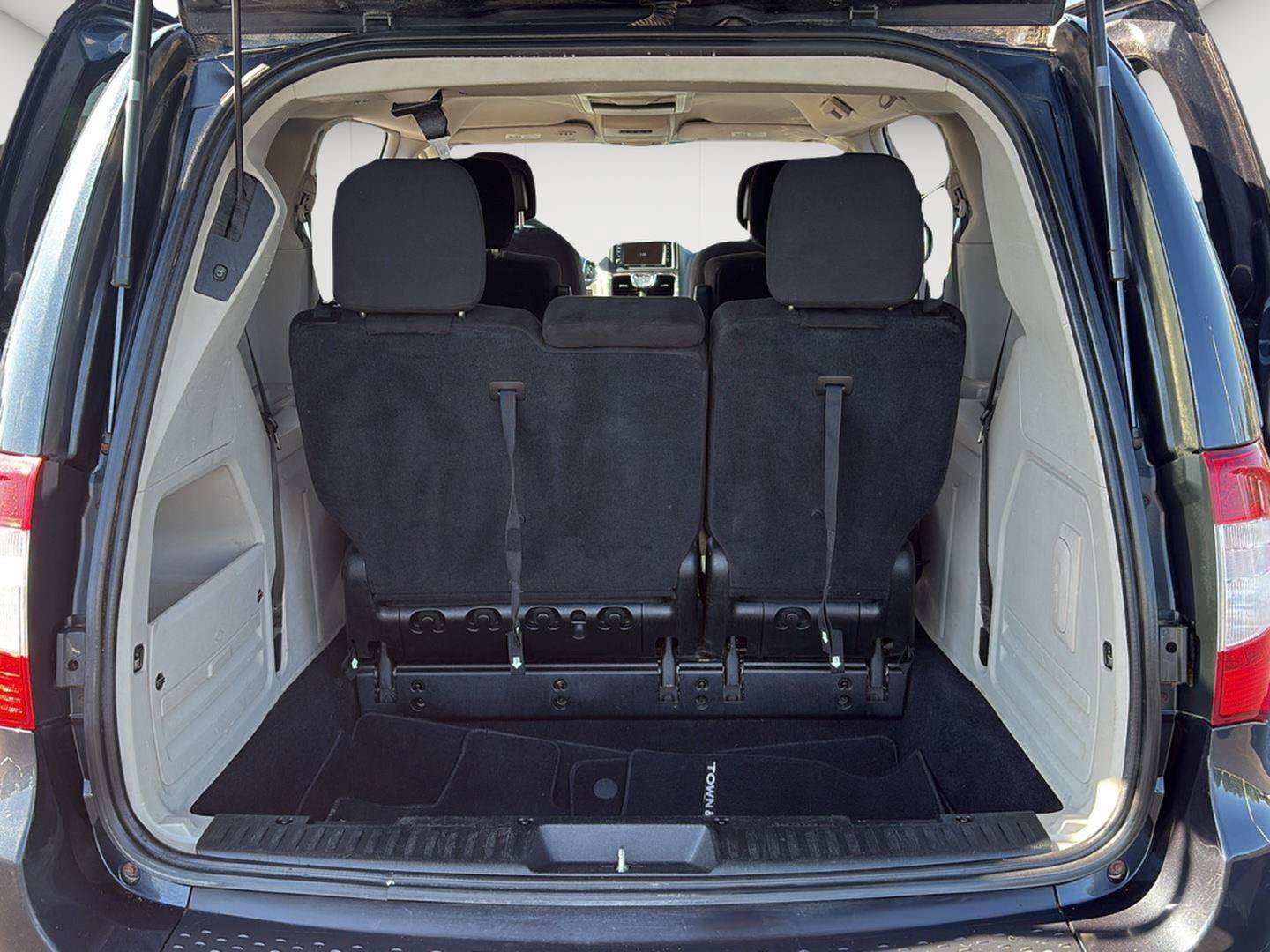 Used 2013 Chrysler Town & Country Touring FWD image 21