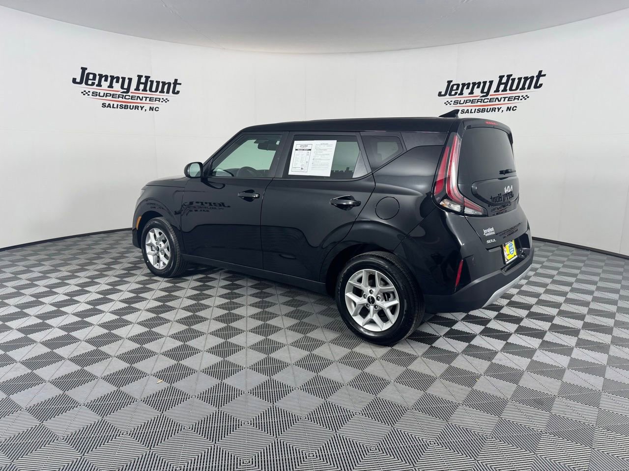 Used 2025 Kia Soul LX w/ LX Technology Package FWD image 12