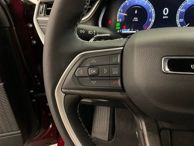Used 2025 Jeep Grand Cherokee Limited w/ Black Appearance Package AWD/4WD image 12