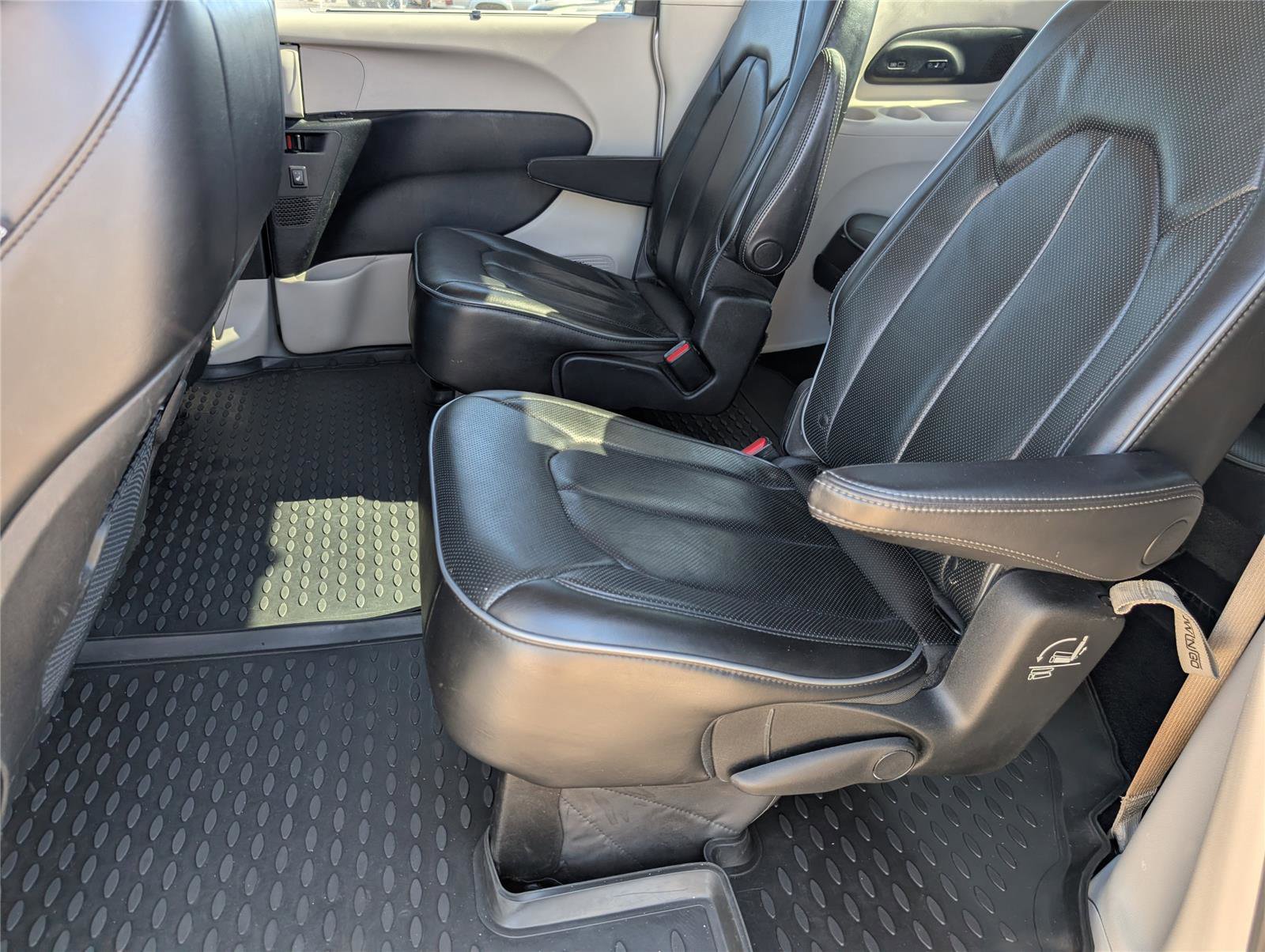 Used 2018 Chrysler Pacifica Limited image 32