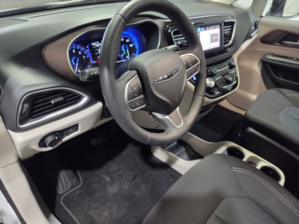 Certified 2023 Chrysler Voyager LX image 6