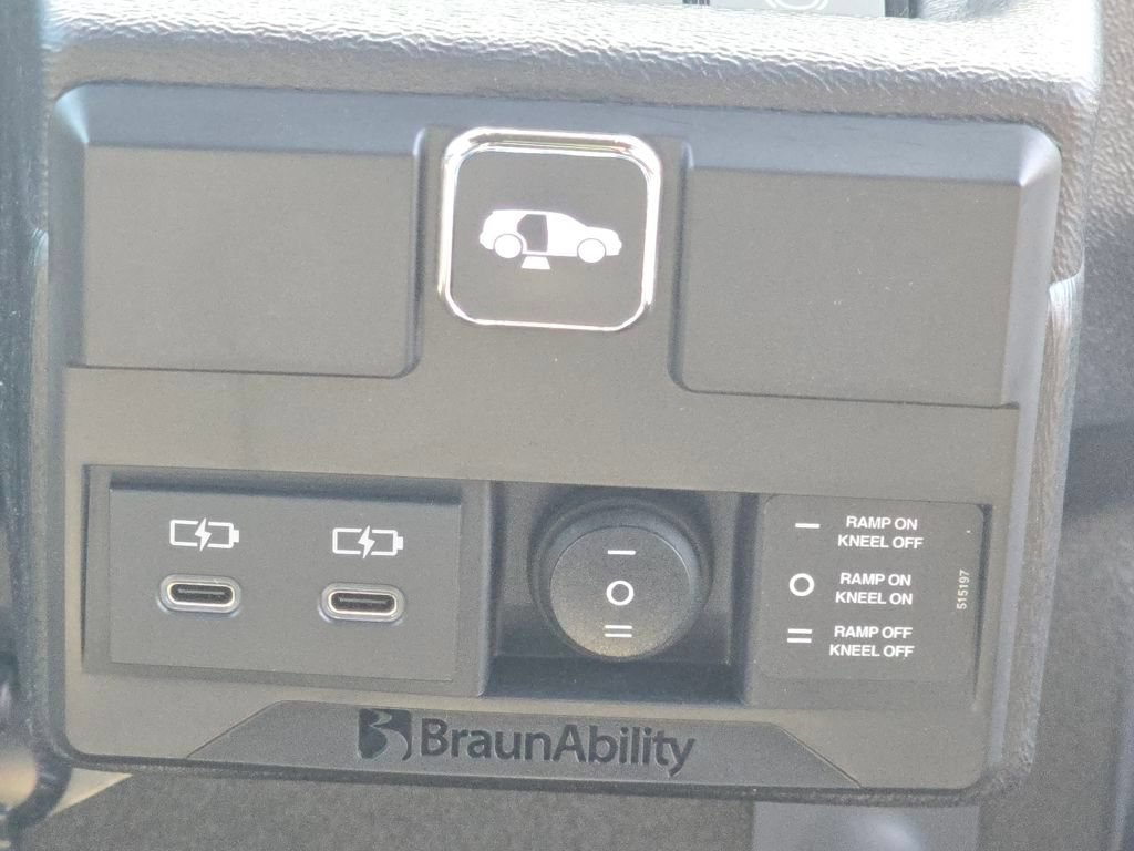Used 2025 Toyota Sienna XSE w/ XSE Plus Package FWD image 4