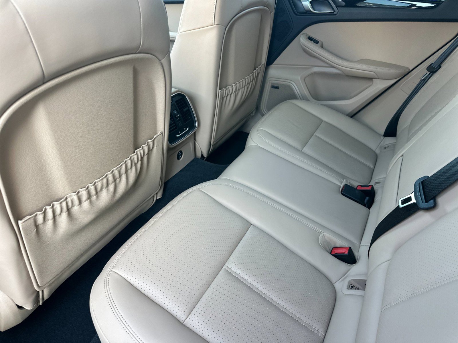 Certified 2025 Porsche Macan image 13
