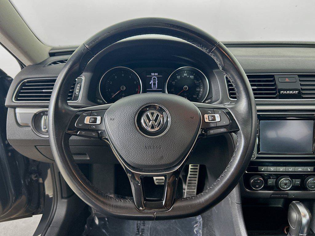 Used 2018 Volkswagen Passat 2.0T R-Line w/ R-Line Lighting Package FWD image 12