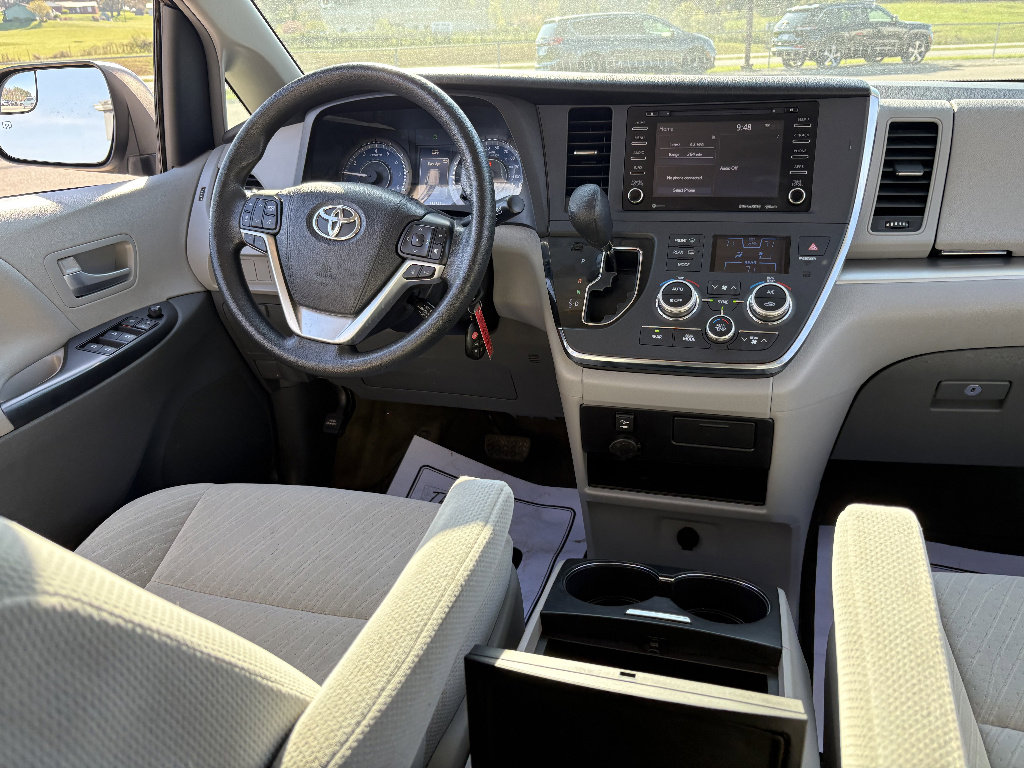 Used 2018 Toyota Sienna LE image 25