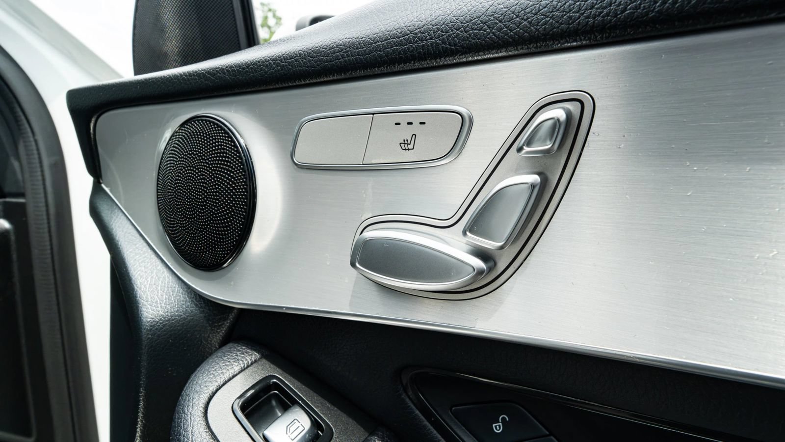 Used 2019 Mercedes-Benz GLC 300 4MATIC w/ Premium Package image 14