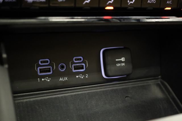 Used 2023 Jeep Grand Cherokee L Summit w/ Luxury Tech Group V AWD/4WD image 24