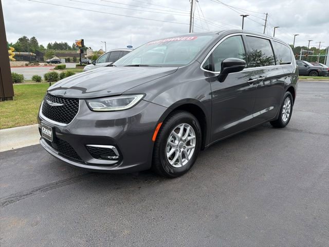 Used 2023 Chrysler Pacifica Touring-L image 3