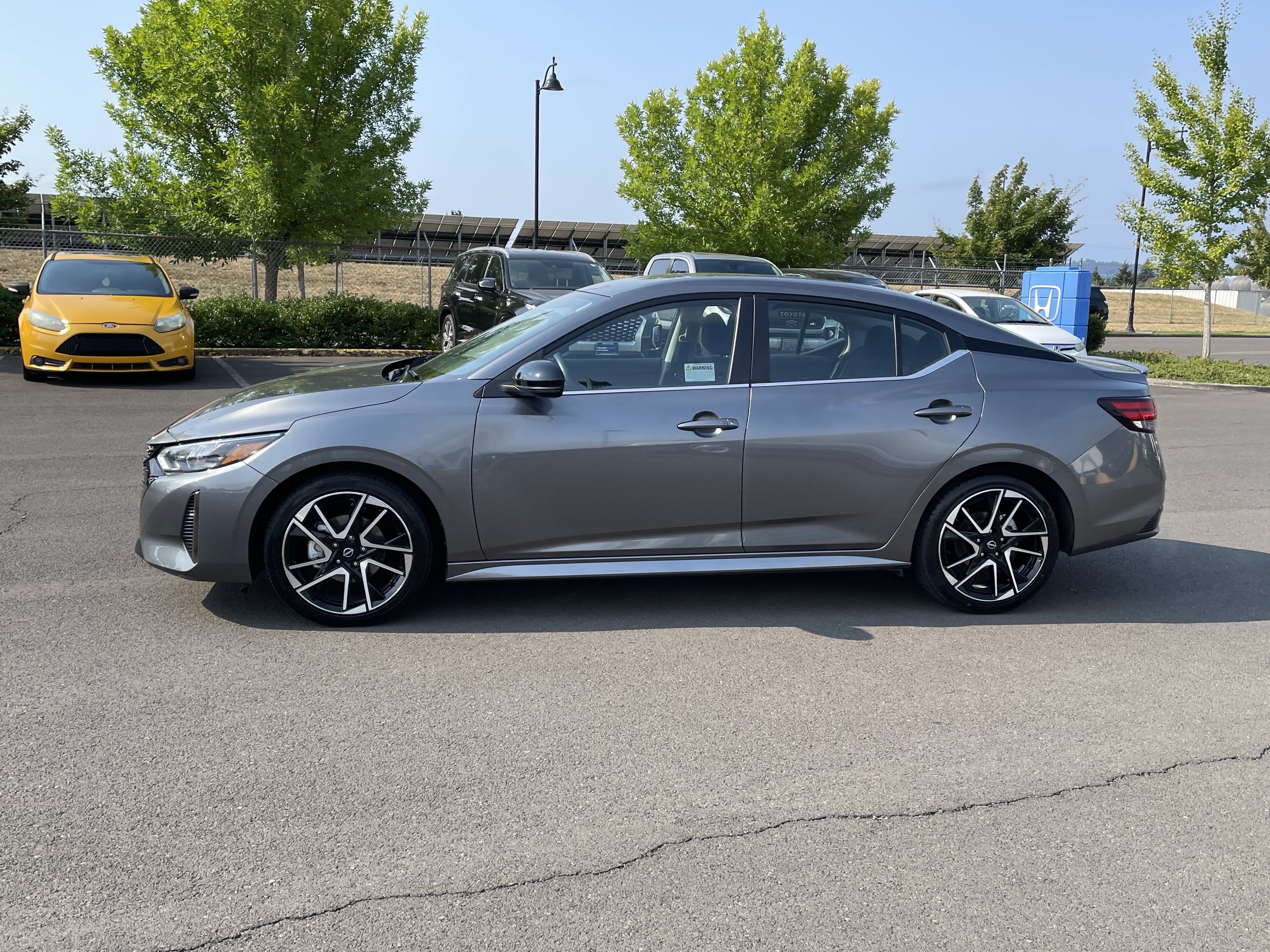 Used 2025 Nissan Sentra SR FWD image 2