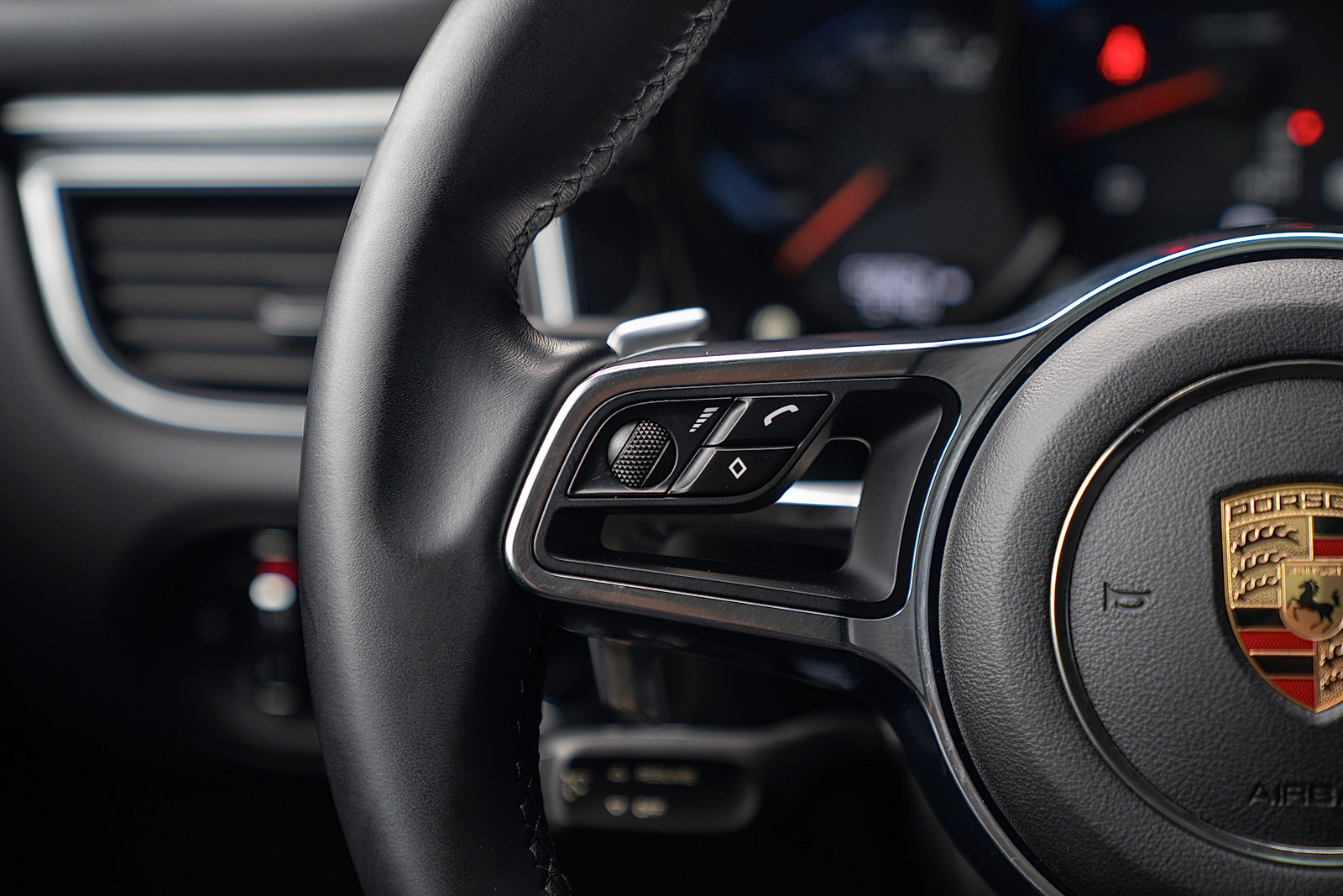 Certified 2018 Porsche Macan AWD/4WD image 7