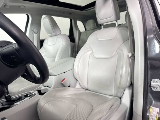 Used 2019 Jeep Cherokee Limited w/ Luxury Group FWD image 20