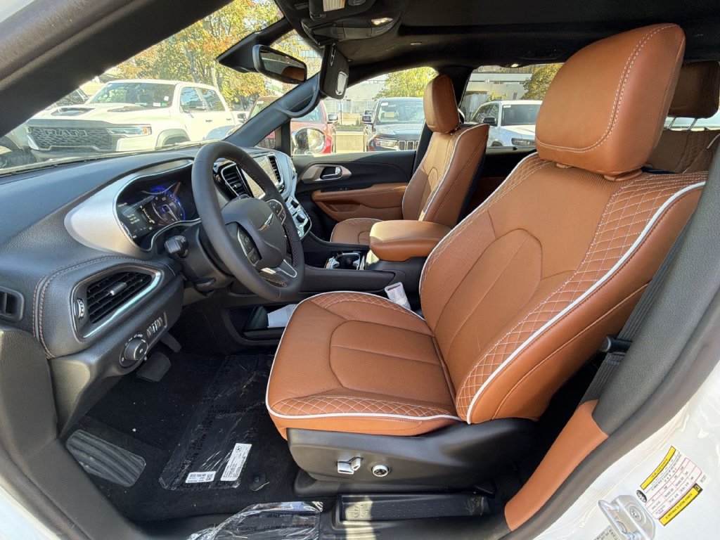 Used 2026 Chrysler Pacifica Pinnacle FWD image 13