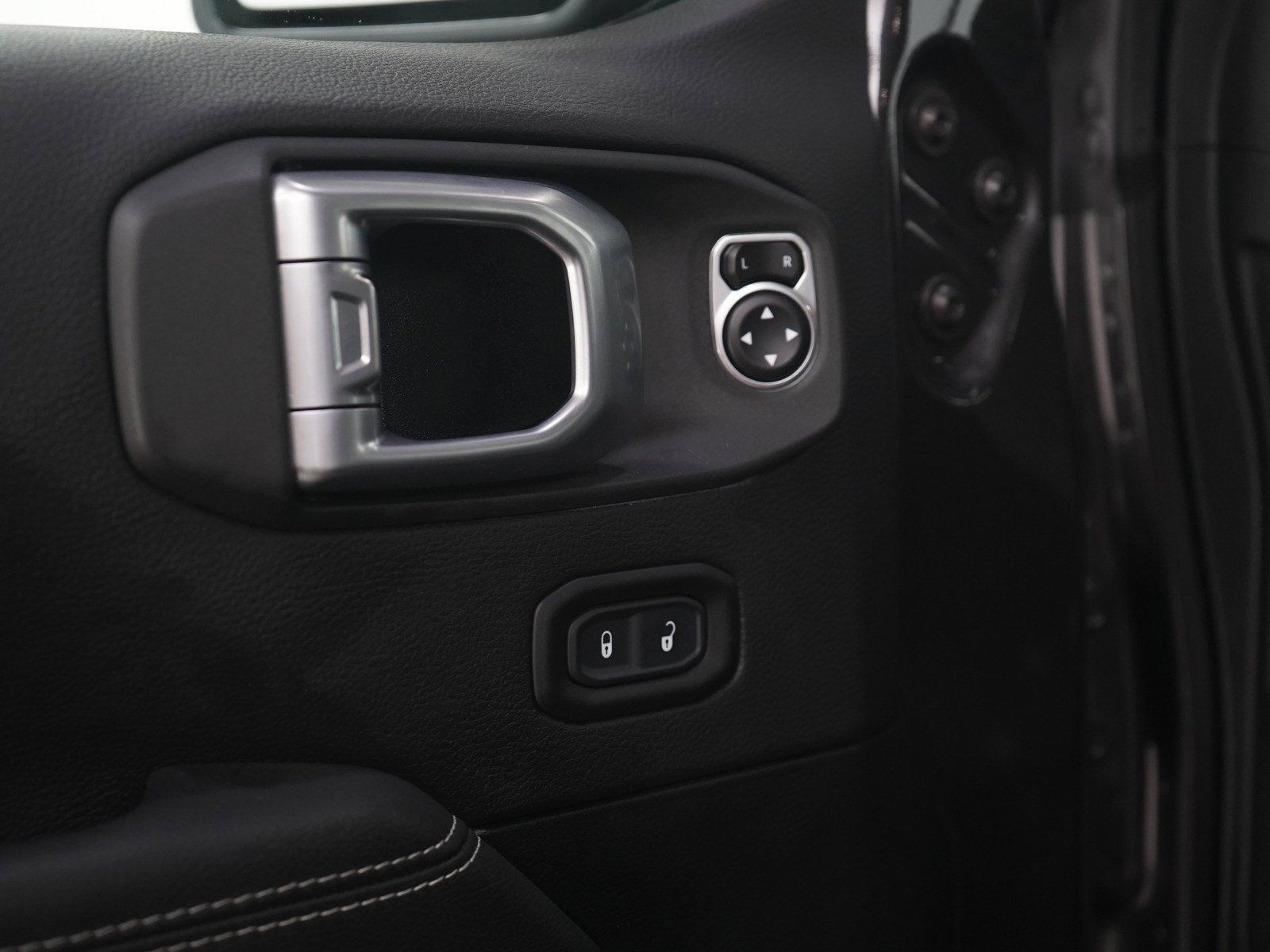 Used 2020 Jeep Wrangler Unlimited Sahara AWD/4WD image 22