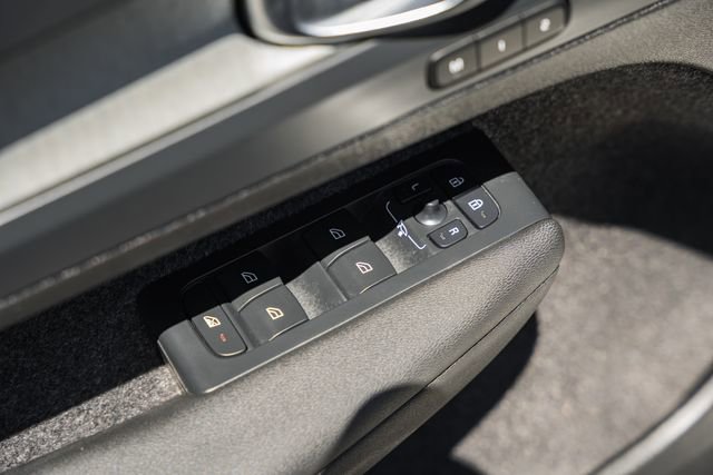 Used 2025 Volvo XC40 B5 Plus AWD/4WD image 42