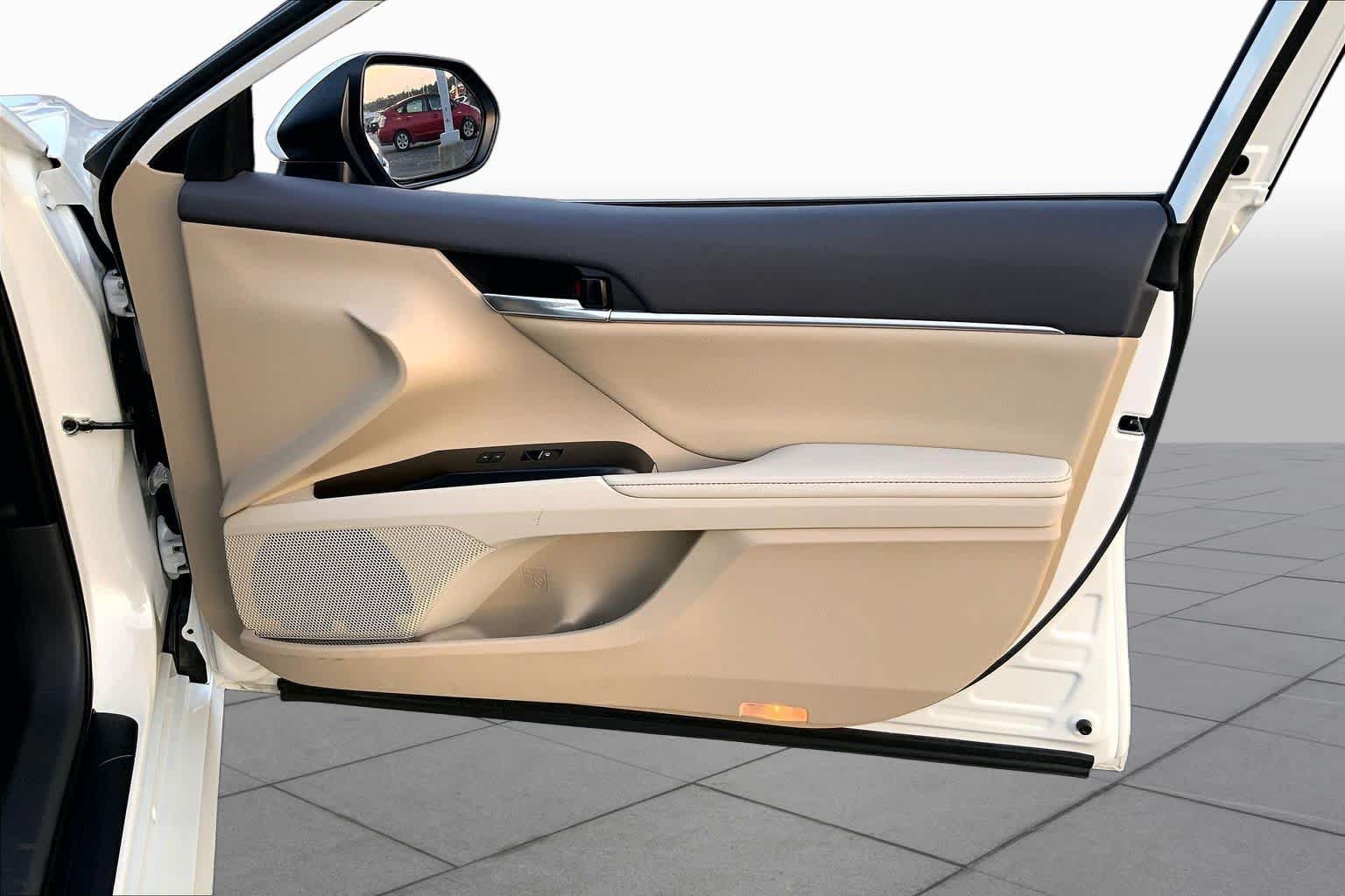 Used 2020 Toyota Camry XLE w/ Sunroof Package FWD image 21