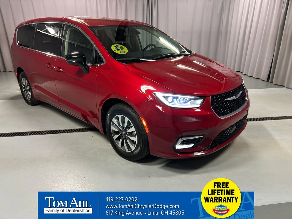 Used 2024 Chrysler Pacifica Select