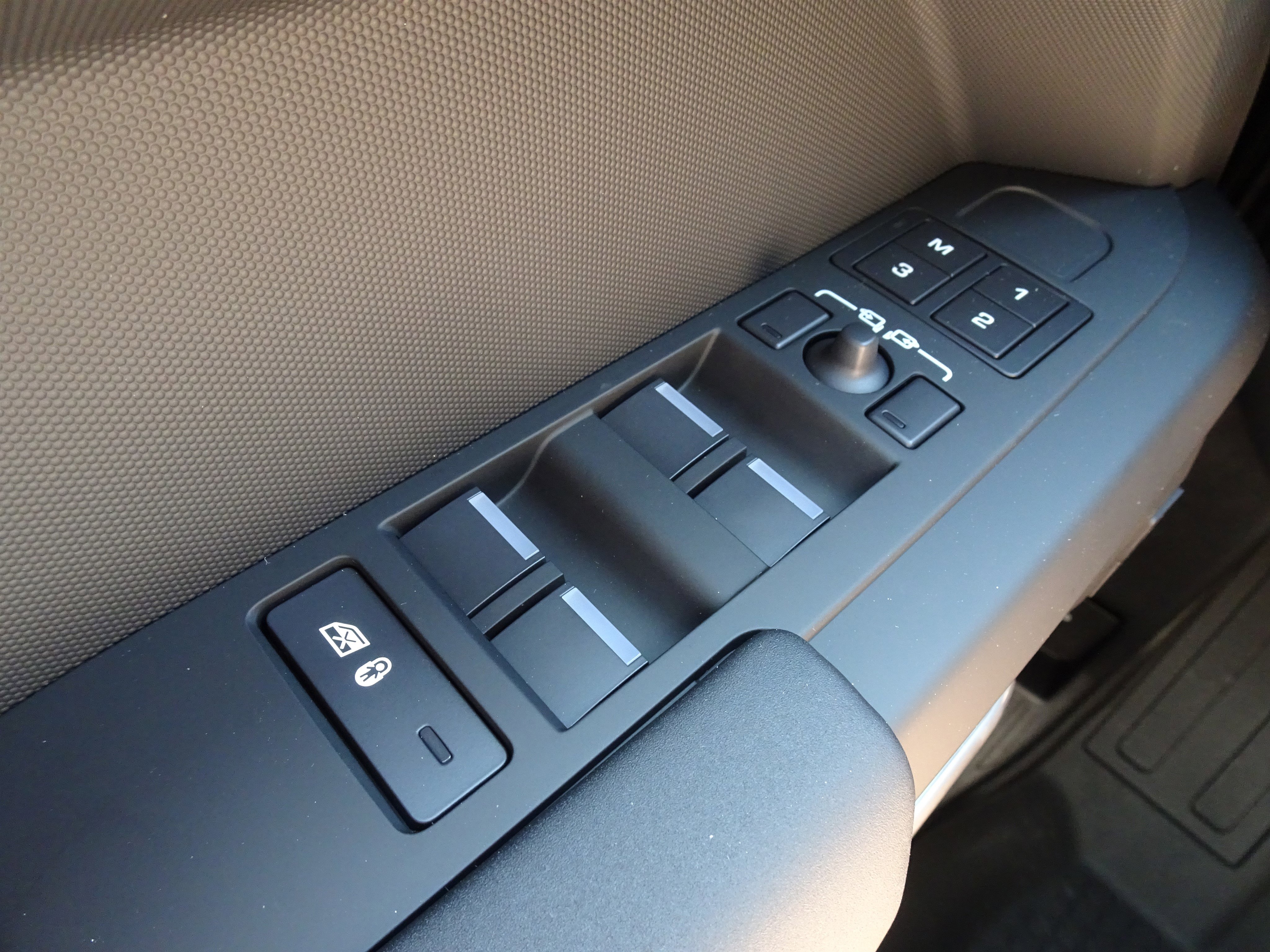 New 2025 Land Rover Defender 110 S image 30