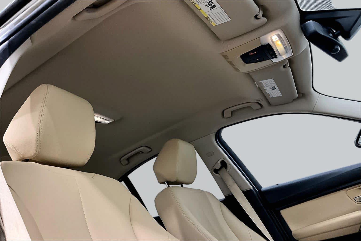 Used 2018 BMW 320i Sedan RWD image 14