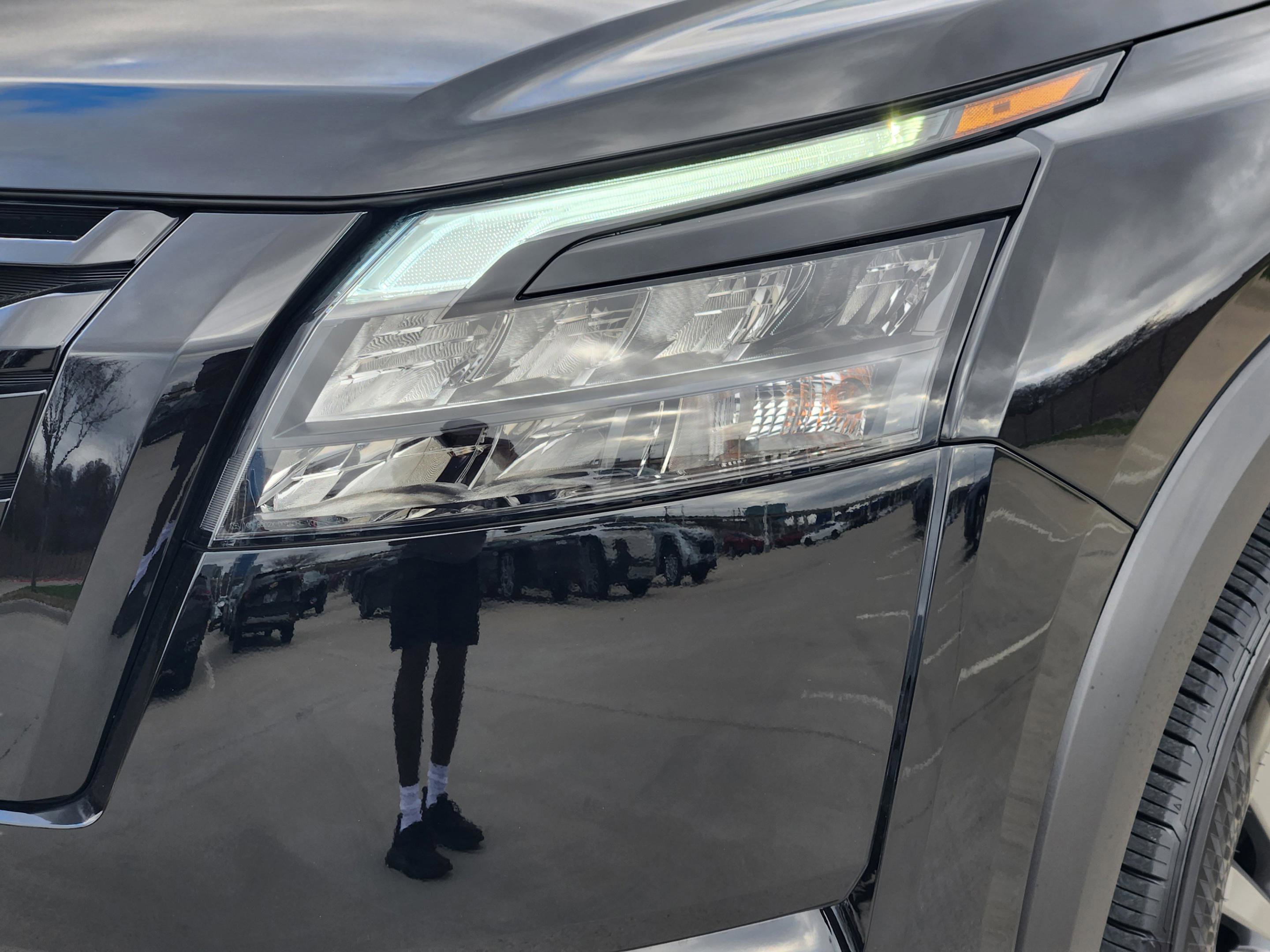 Used 2025 Nissan Pathfinder SV w/ Black Appearance Package image 9