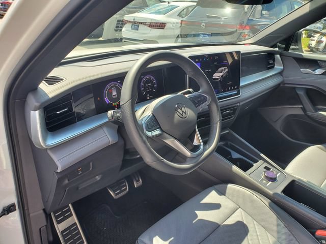Certified 2025 Volkswagen Tiguan SE R-Line FWD image 24