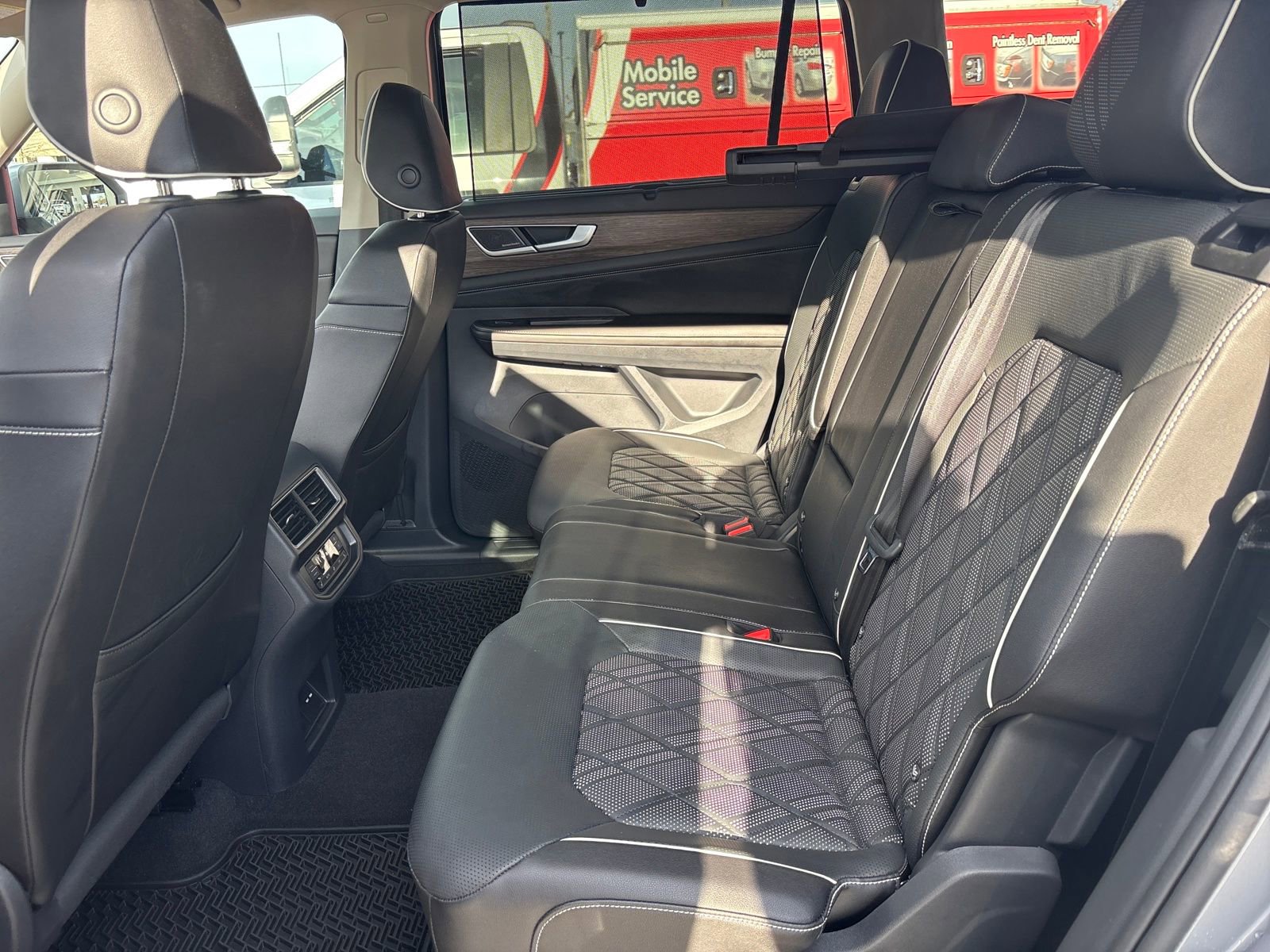 Used 2025 Volkswagen Atlas SEL Premium R-Line image 25