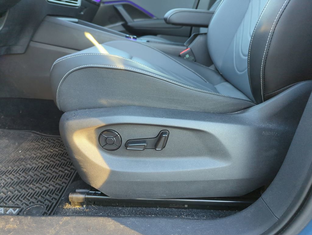 Certified 2025 Volkswagen Tiguan SE image 12