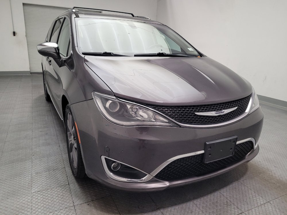 Used 2017 Chrysler Pacifica Limited w/ UConnect Theater Package FWD image 14
