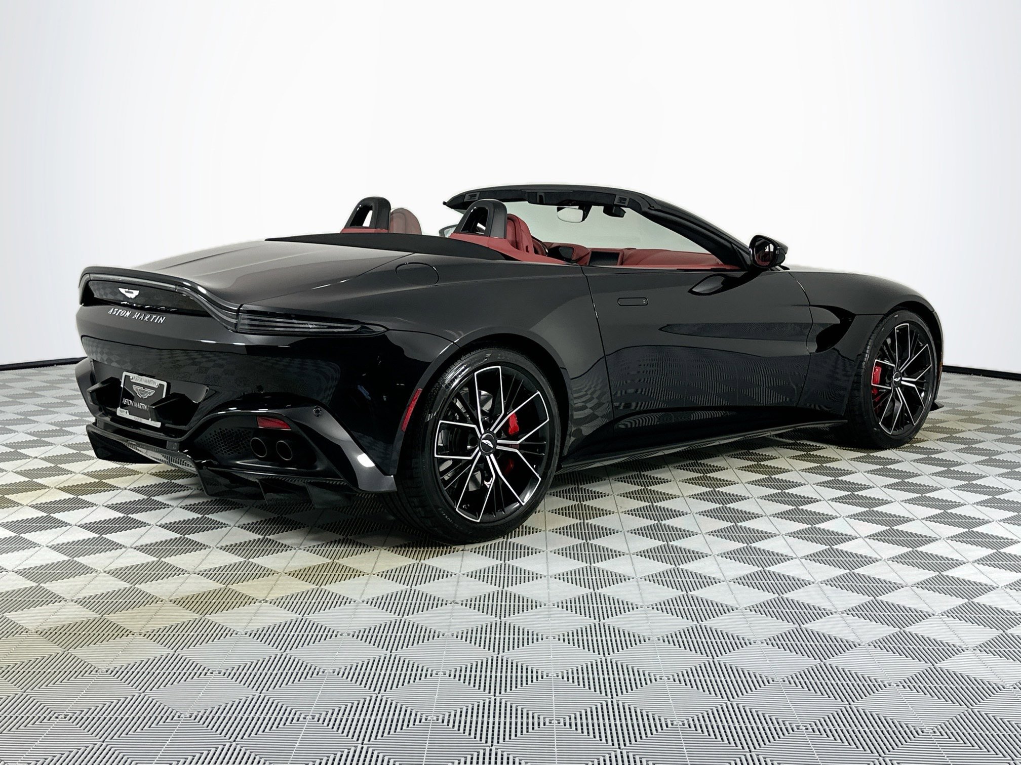 Used 2022 Aston Martin V8 Vantage Roadster image 15