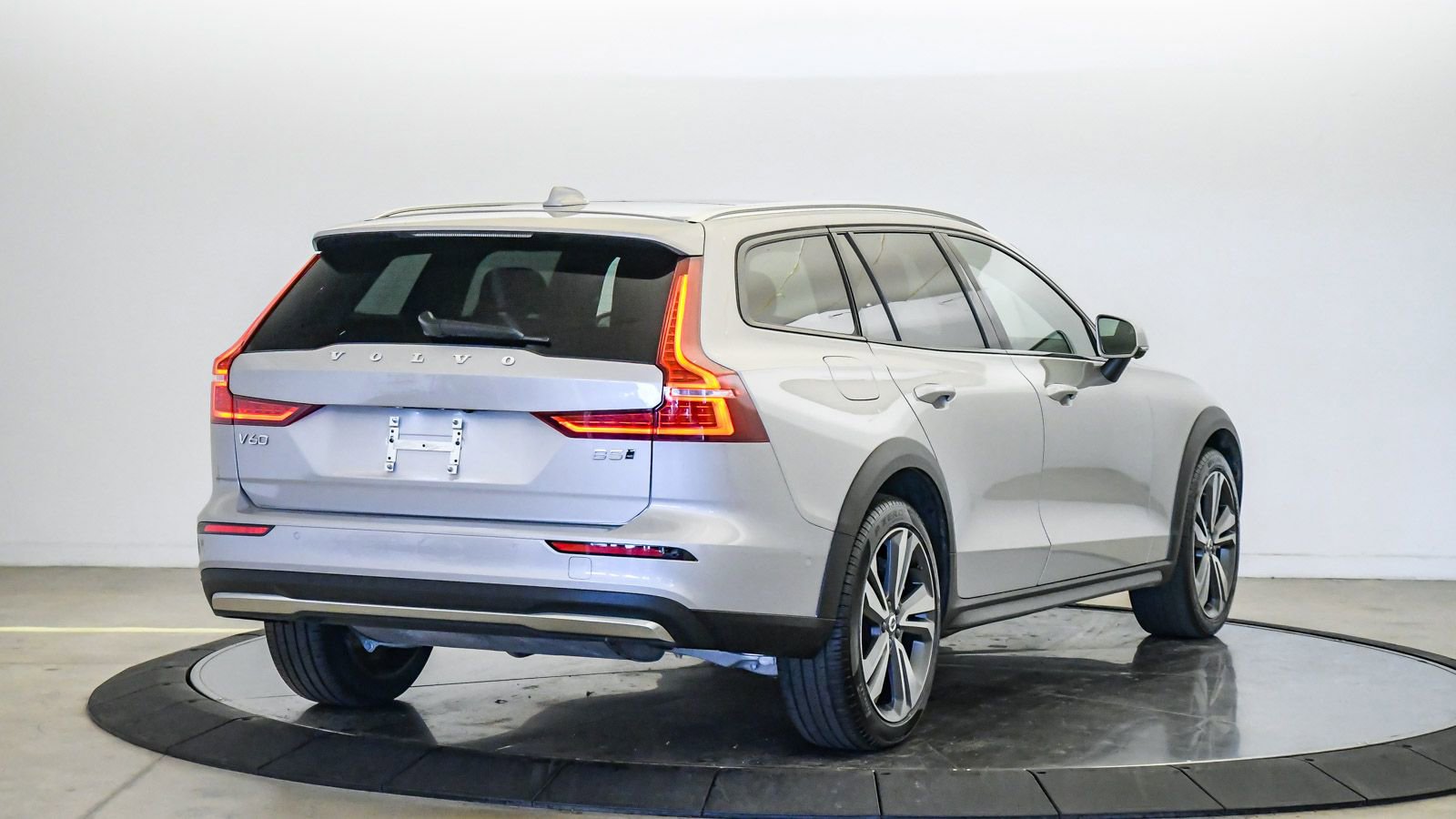 Certified 2025 Volvo V60 B5 Cross Country Plus AWD/4WD image 5