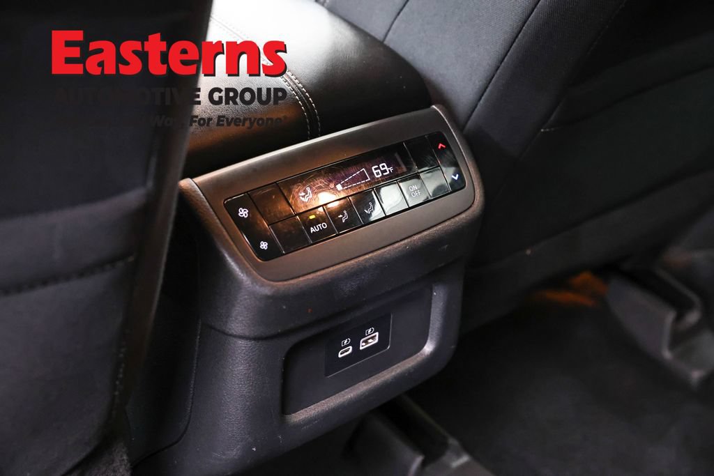 Used 2022 Nissan Pathfinder SV AWD/4WD image 22